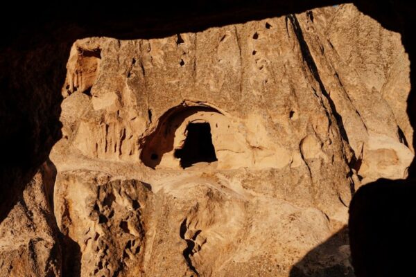 Entrada oscura y misteriosa a una galería subterránea en Nazca, Perú, con posibles conexiones a rituales antiguos y enigmas inexplicables.