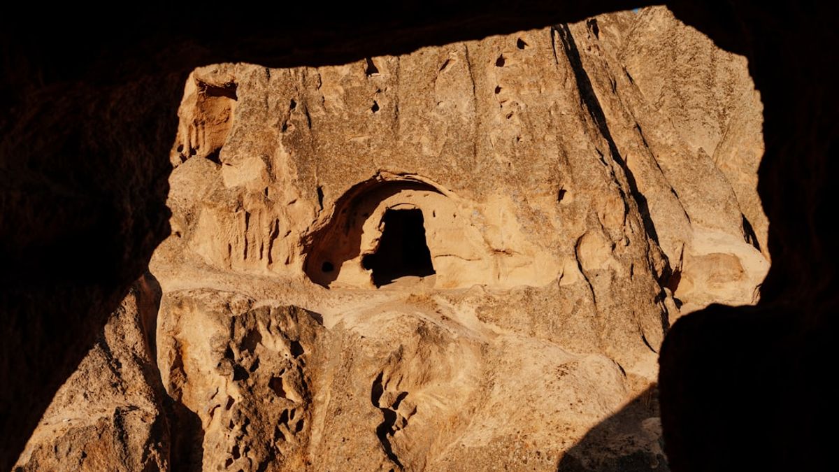 Entrada oscura y misteriosa a una galería subterránea en Nazca, Perú, con posibles conexiones a rituales antiguos y enigmas inexplicables.
