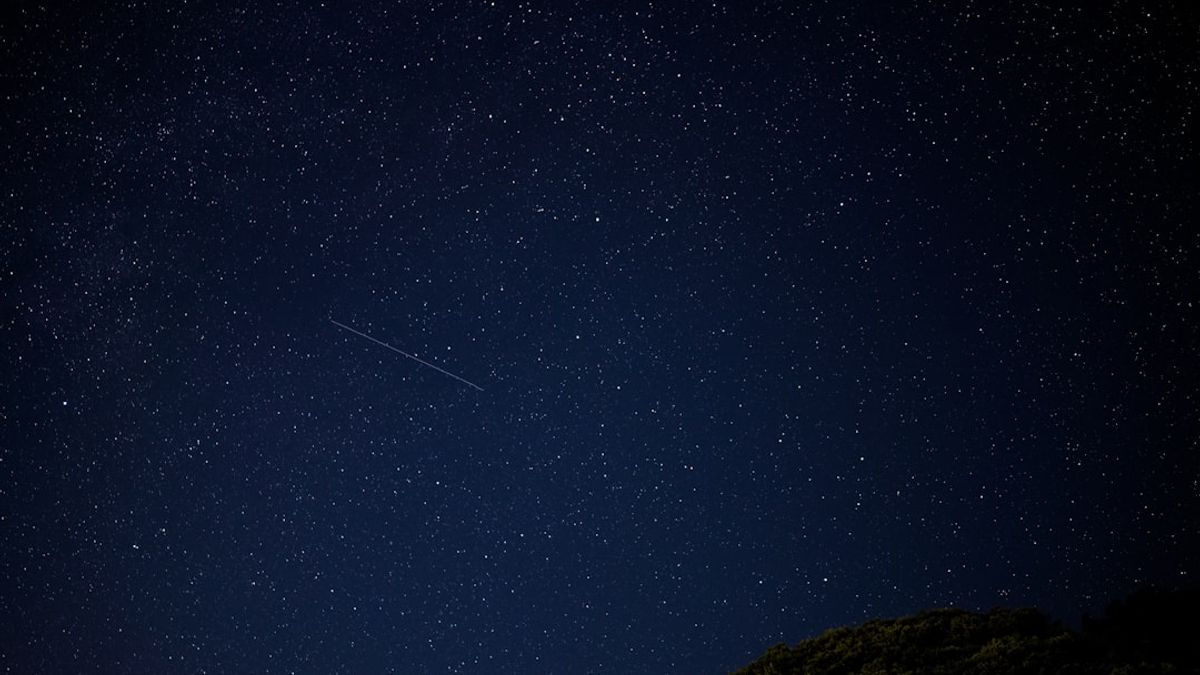 Esfera luminosa brillante en el cielo nocturno argentino, con un halo de luz a su alrededor.