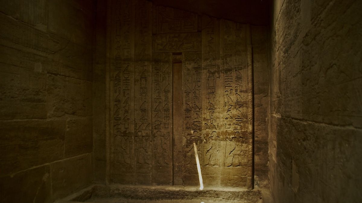 En 1922, el arqueólogo británico Howard Carter, junto con su equipo, hizo uno de los descubrimientos más impresionantes del siglo XX: la tumba casi intacta del joven faraón Tutankamón en el Valle de los Reyes, en Egipto.