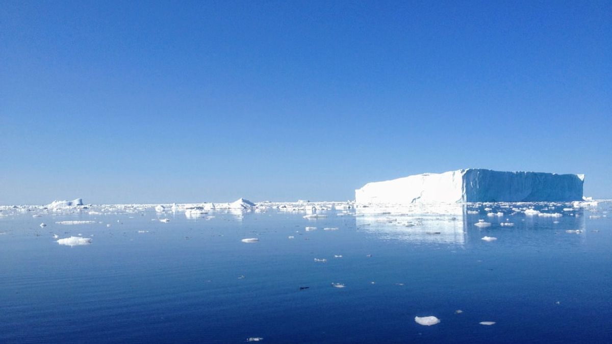 Una imagen aérea de la Antártida, mostrando vastos campos de hielo y una misteriosa anomalía atmosférica que se asemeja a un vórtice.