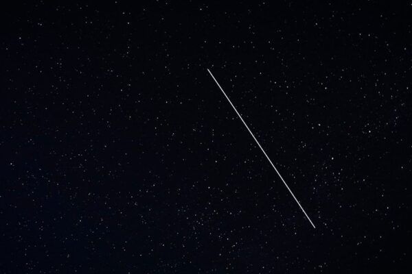 Una imagen borrosa de un objeto brillante en el cielo nocturno, supuestamente un OVNI avistado por pilotos militares en Ucrania.