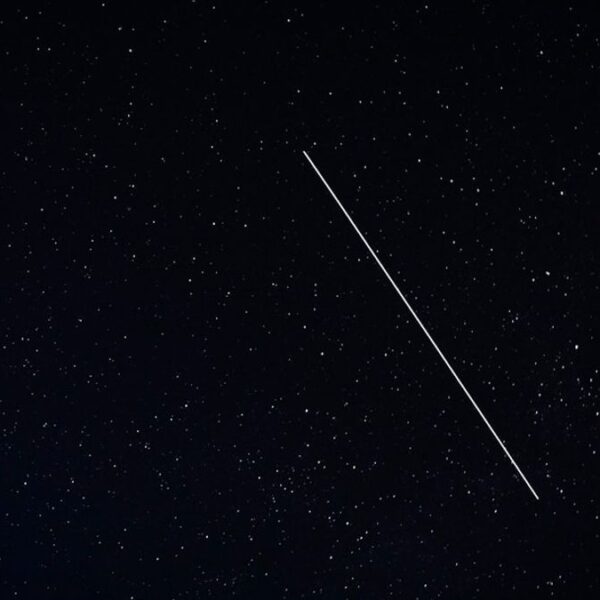 Una imagen borrosa de un objeto brillante en el cielo nocturno, supuestamente un OVNI avistado por pilotos militares en Ucrania.