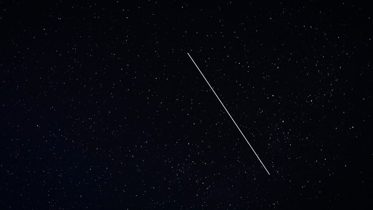 Una imagen borrosa de un objeto brillante en el cielo nocturno, supuestamente un OVNI avistado por pilotos militares en Ucrania.