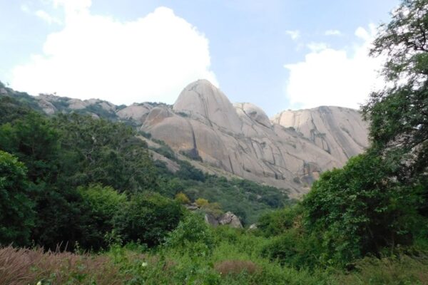 Una imagen enigmática del Cerro Uritorco al anochecer, con luces inexplicables flotando en el cielo, capturando la atmósfera misteriosa que rodea a este lugar.