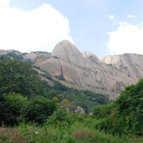 Una imagen enigmática del Cerro Uritorco al anochecer, con luces inexplicables flotando en el cielo, capturando la atmósfera misteriosa que rodea a este lugar.