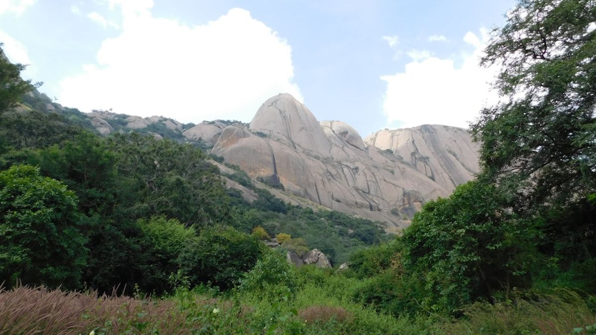 Una imagen enigmática del Cerro Uritorco al anochecer, con luces inexplicables flotando en el cielo, capturando la atmósfera misteriosa que rodea a este lugar.
