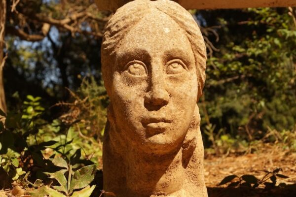 Una imagen inquietante de las Caras de Bélmez, mostrando los rostros fantasmales que aparecieron en el piso de una casa en España.