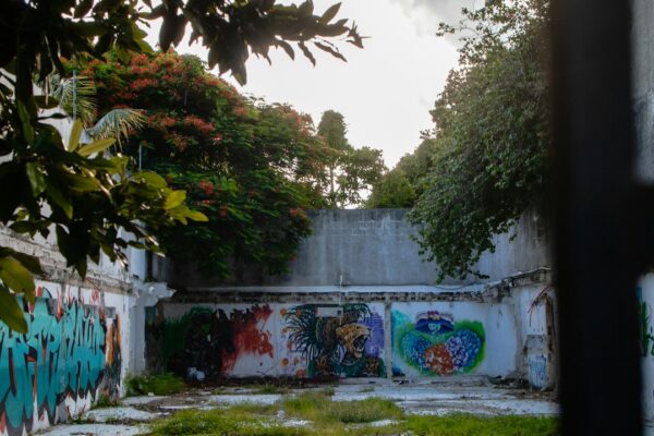Edificio abandonado que evoca los lugares embrujados de Latinoamerica