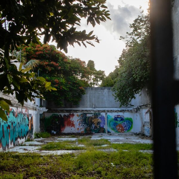 Edificio abandonado que evoca los lugares embrujados de Latinoamerica