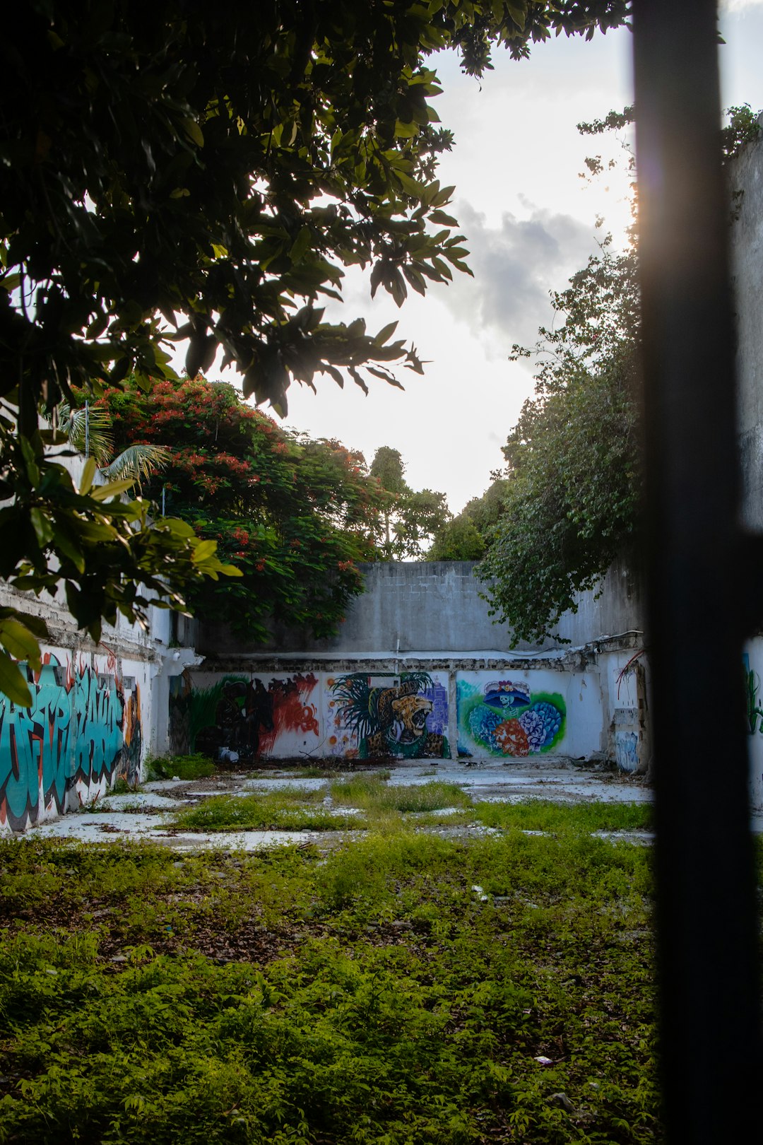 Edificio abandonado que evoca los lugares embrujados de Latinoamerica