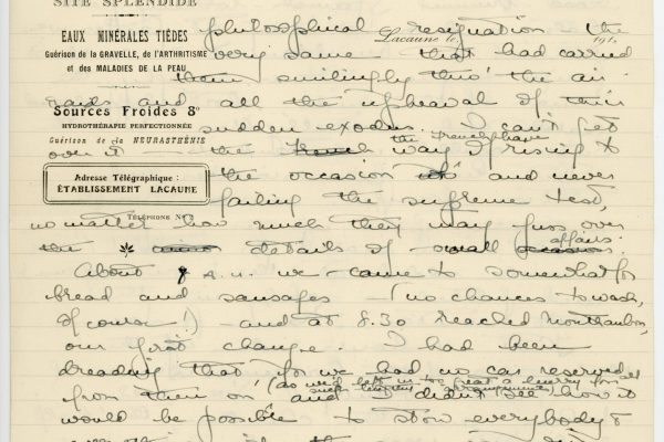 Calle tranquila de pueblo español al atardecer