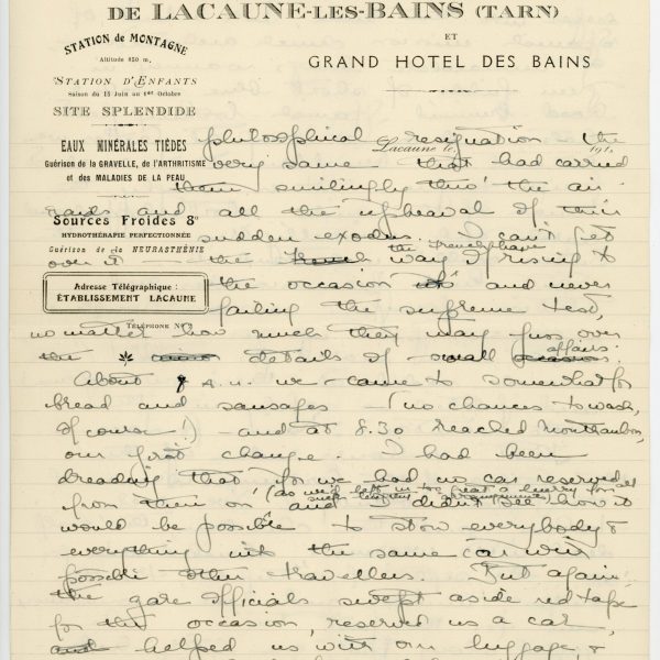 Calle tranquila de pueblo español al atardecer