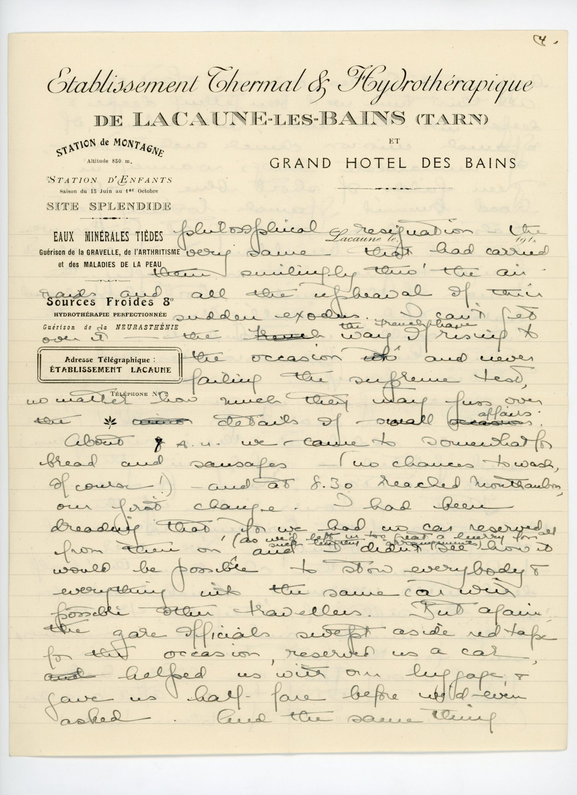 Calle tranquila de pueblo español al atardecer
