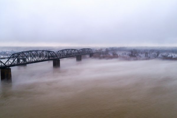 Puente sobre un río en Mississippi en una noche de niebla