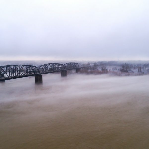 Puente sobre un río en Mississippi en una noche de niebla