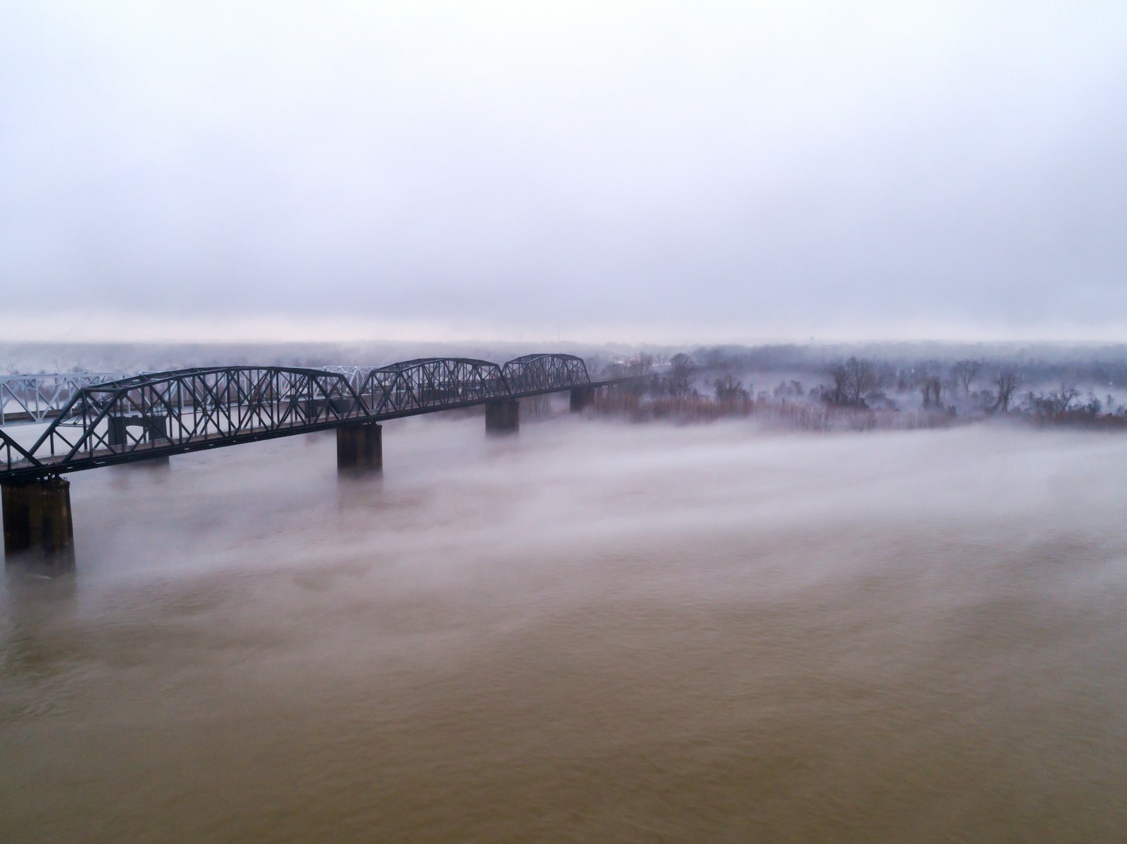 Puente sobre un río en Mississippi en una noche de niebla