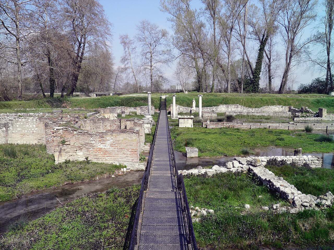 ancient ruins night (foto: Carole Raddato from FRANKFURT, Germany / CC BY-SA 2.0, Wikimedia Commons)