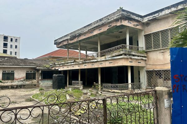 abandoned old building (foto: Gideon Fiadowu Norkplim / CC BY 4.0, Wikimedia Commons)