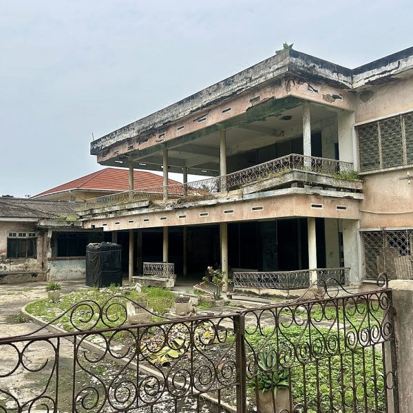 abandoned old building (foto: Gideon Fiadowu Norkplim / CC BY 4.0, Wikimedia Commons)