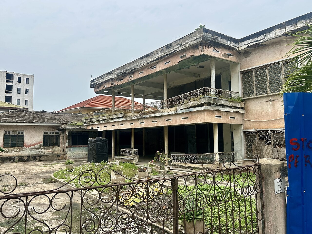 abandoned old building (foto: Gideon Fiadowu Norkplim / CC BY 4.0, Wikimedia Commons)