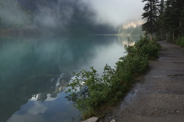 misty mountains (foto: KirstKG / CC BY-SA 4.0, Wikimedia Commons)