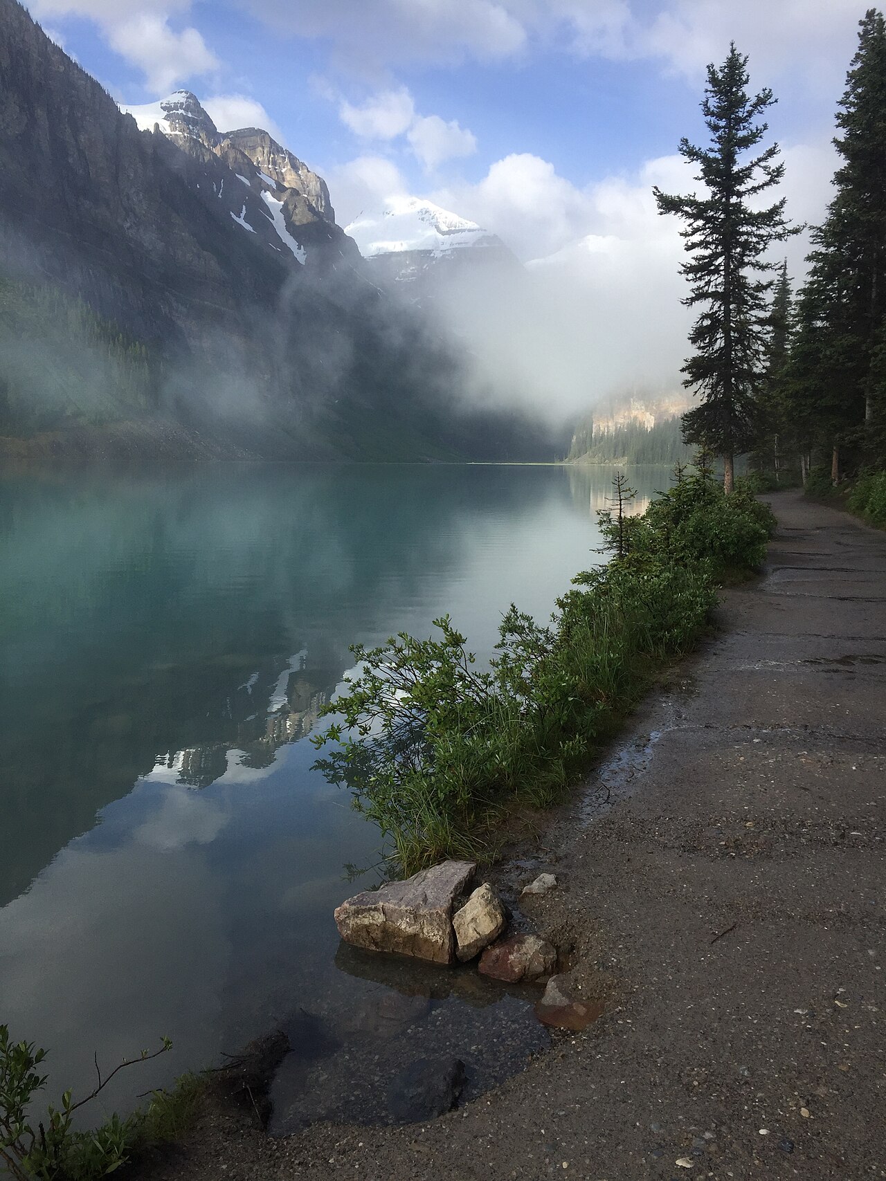 misty mountains (foto: KirstKG / CC BY-SA 4.0, Wikimedia Commons)