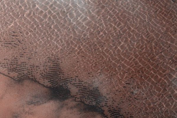 dark mysterious landscape (foto: ESA/Roscosmos/CaSSIS / CC BY-SA 3.0 igo, Wikimedia Commons)