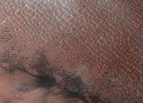 dark mysterious landscape (foto: ESA/Roscosmos/CaSSIS / CC BY-SA 3.0 igo, Wikimedia Commons)