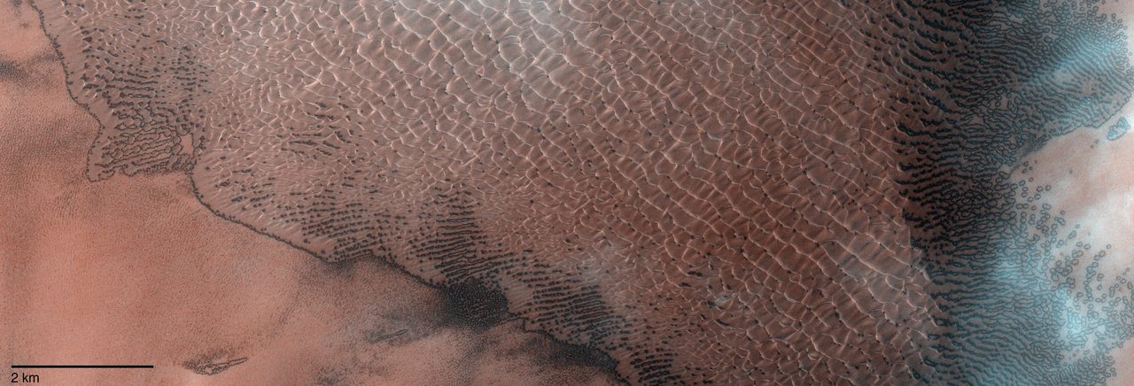 dark mysterious landscape (foto: ESA/Roscosmos/CaSSIS / CC BY-SA 3.0 igo, Wikimedia Commons)