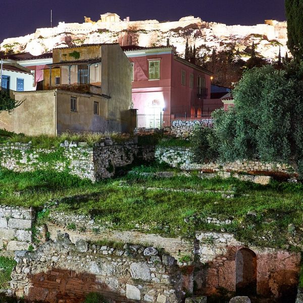 ancient ruins night (foto: George E. Koronaios / CC BY-SA 4.0, Wikimedia Commons)