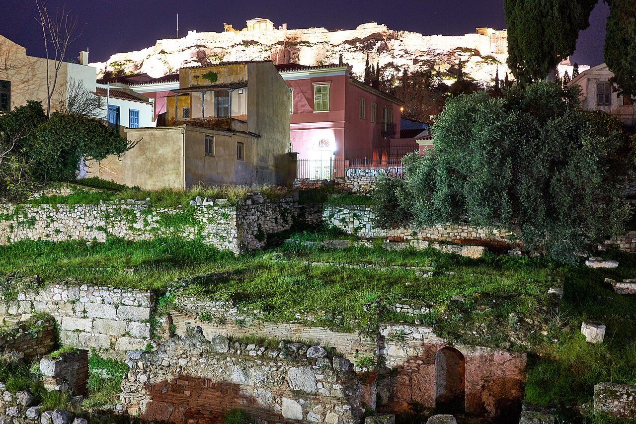 ancient ruins night (foto: George E. Koronaios / CC BY-SA 4.0, Wikimedia Commons)