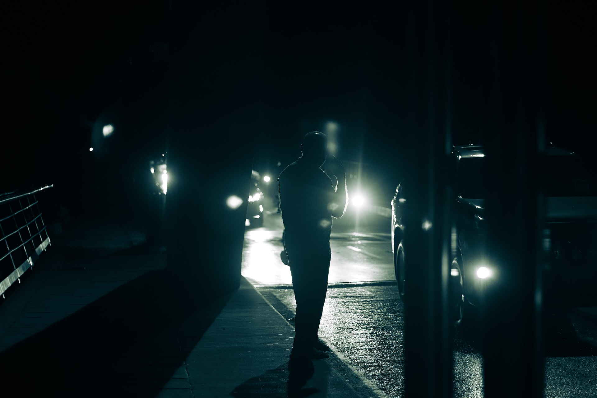Carretera comarcal de noche iluminada solo por los faros de un coche en marcha