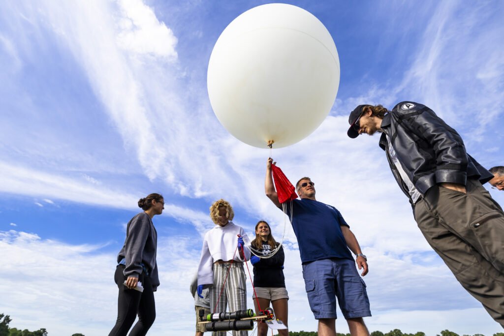 Globo meteorológico blanco a punto de soltarse con la sonda colgando de su cuerda