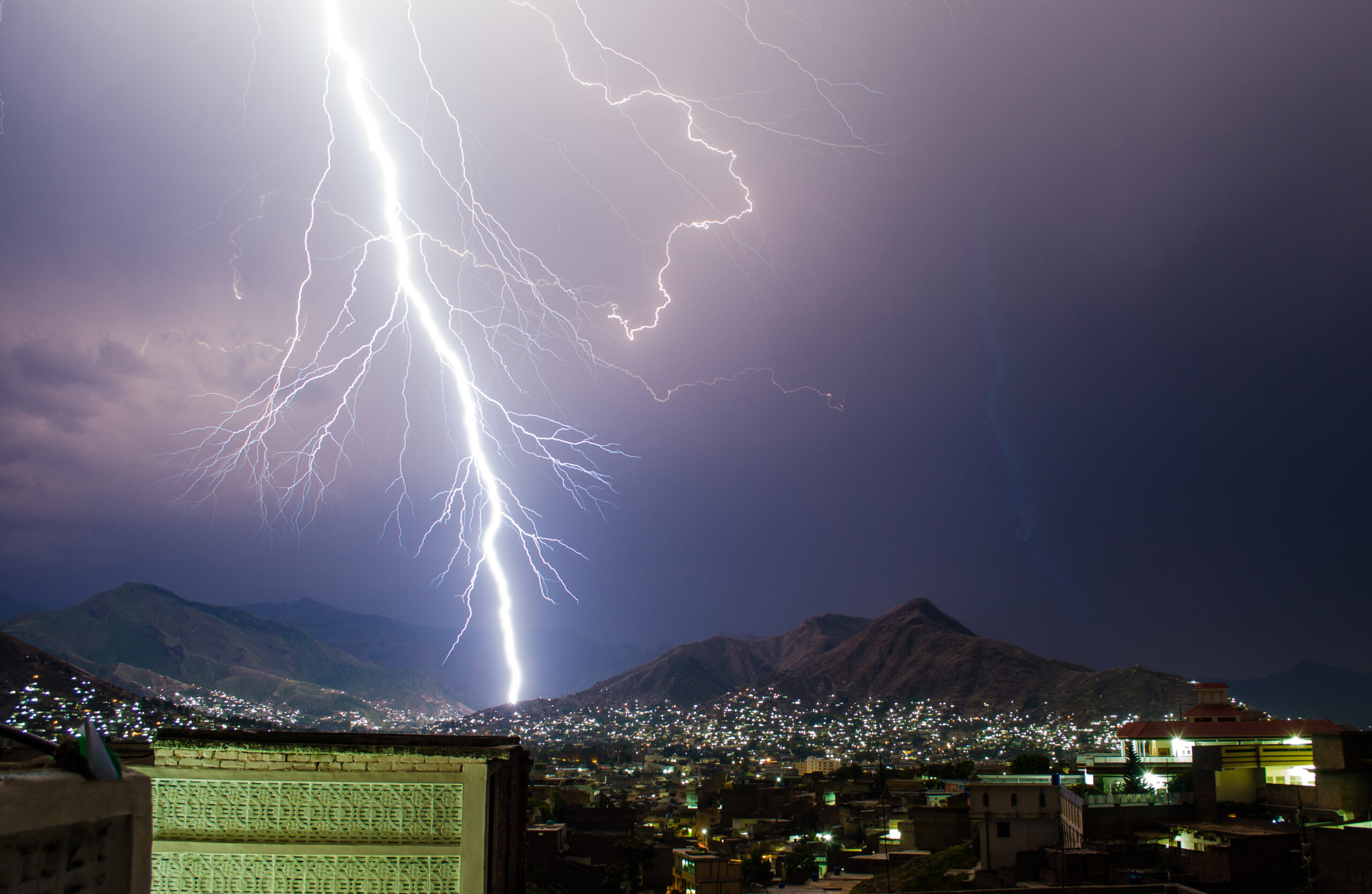 Descarga eléctrica ramificada cayendo sobre un horizonte oscuro durante una tormenta