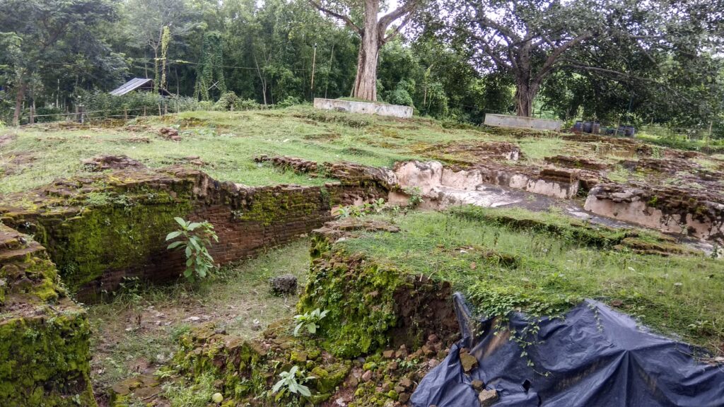 Excavaci&oacute;n arqueol&oacute;gica con cuadr&iacute;culas marcadas y herramientas apoyadas en el borde