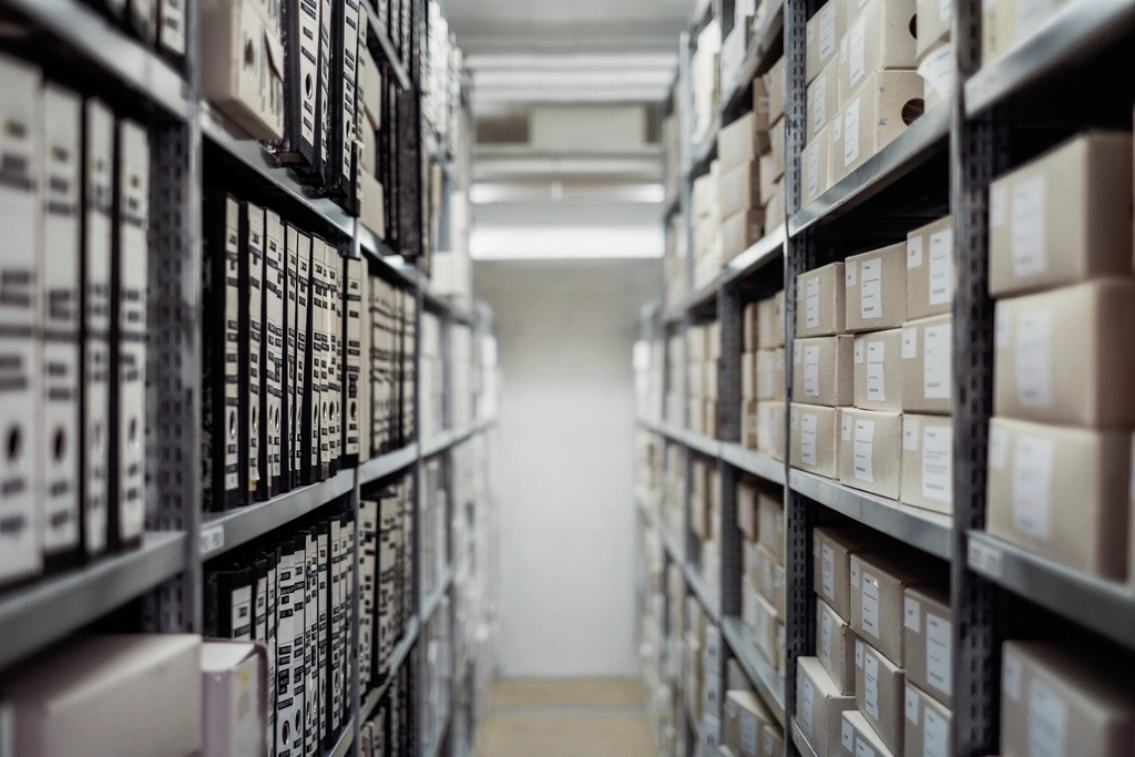 Estanterías metálicas de un archivo llenas de cajas de documentos con etiquetas numeradas