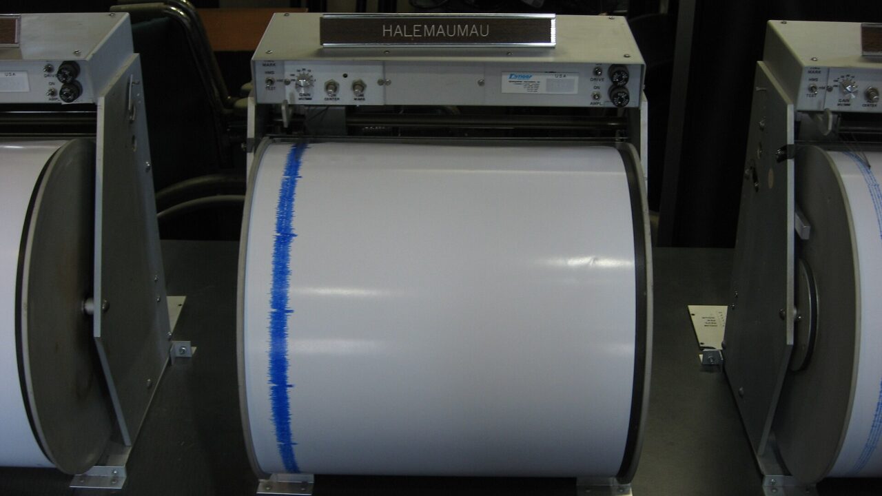 seismometer recording drum