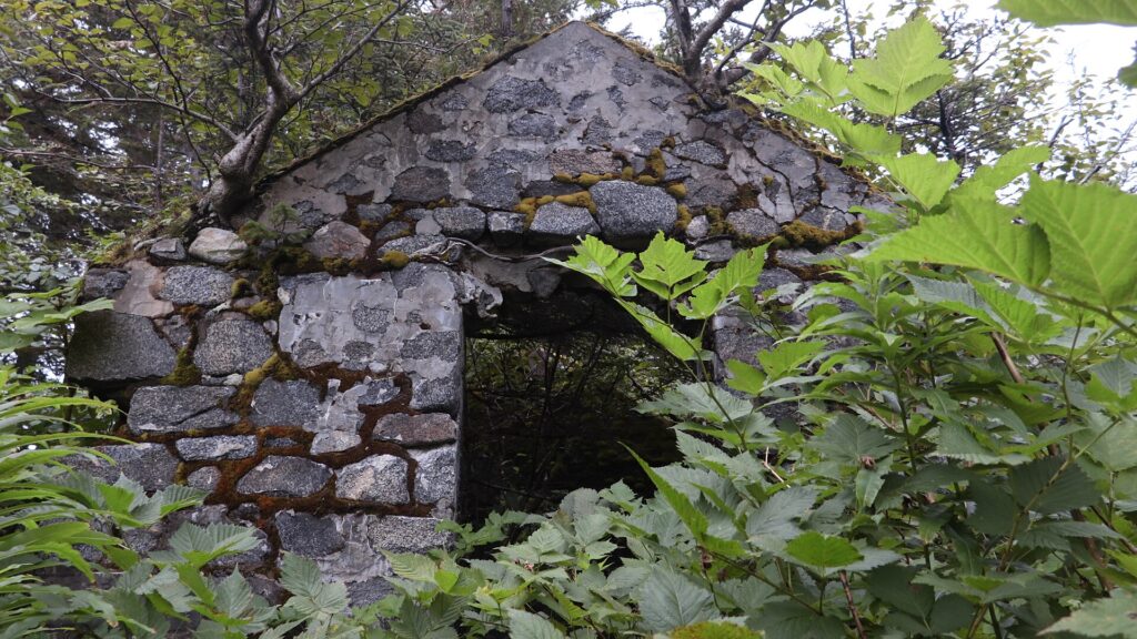 Magnet&oacute;fono de casete antiguo con teclas mec&aacute;nicas y cinta visible en el compartimento