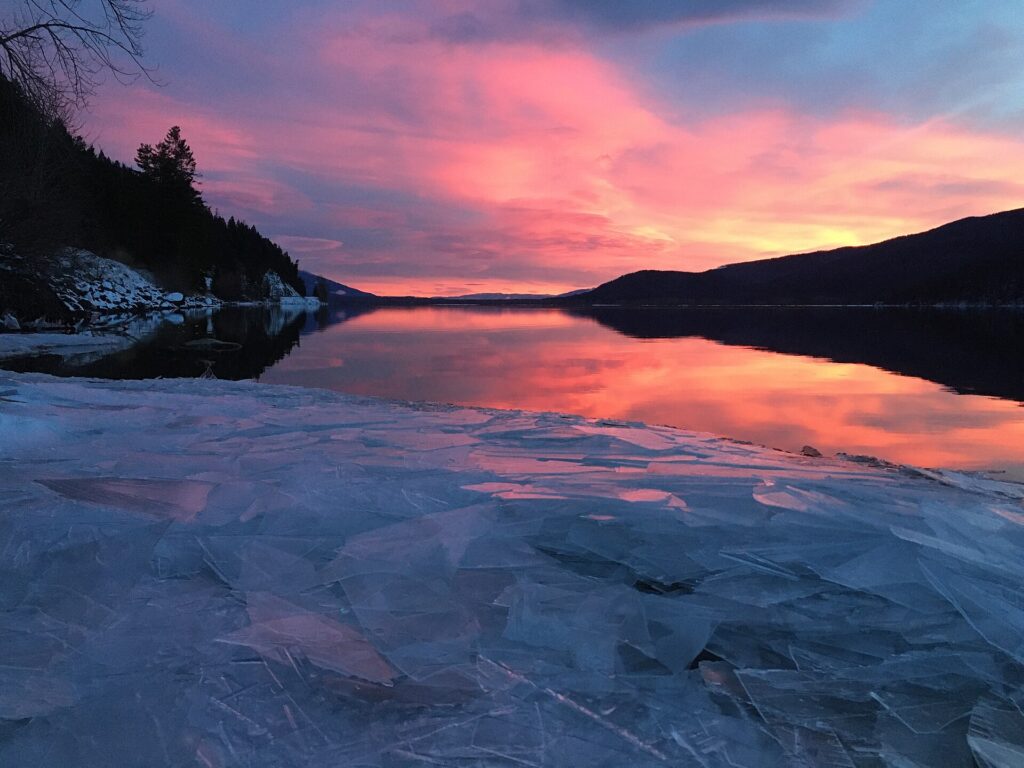 L&aacute;mina fina de hielo agriet&aacute;ndose sobre la superficie de un charco de agua