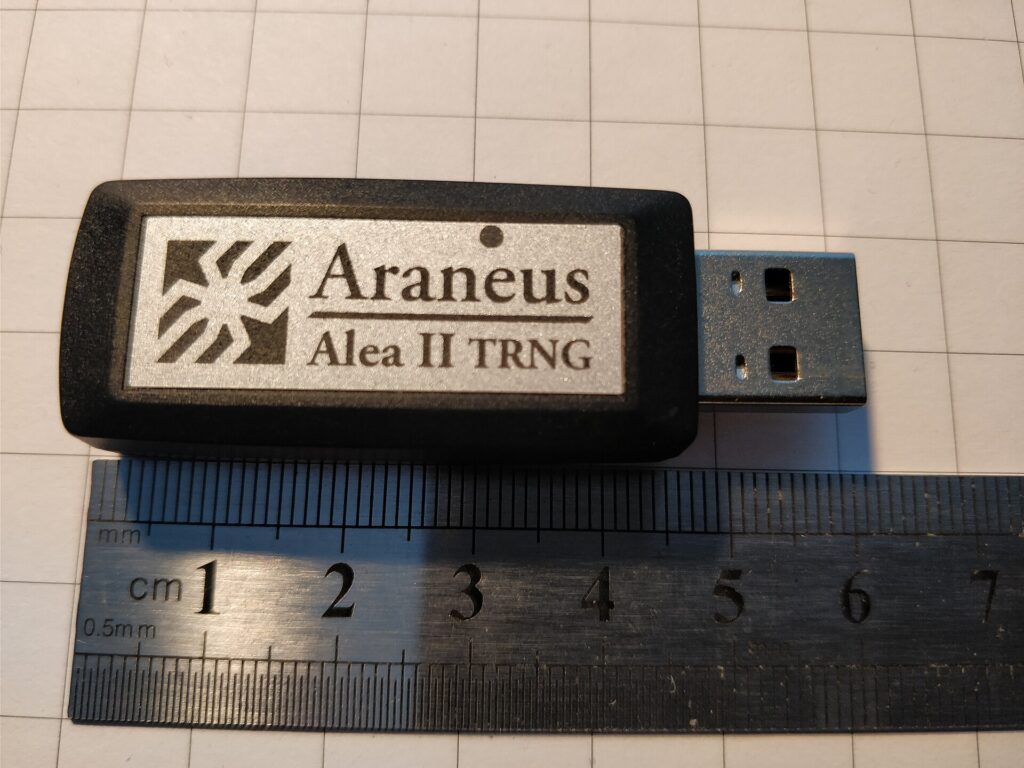 Dispositivo electrónico compacto usado para generar secuencias binarias aleatorias