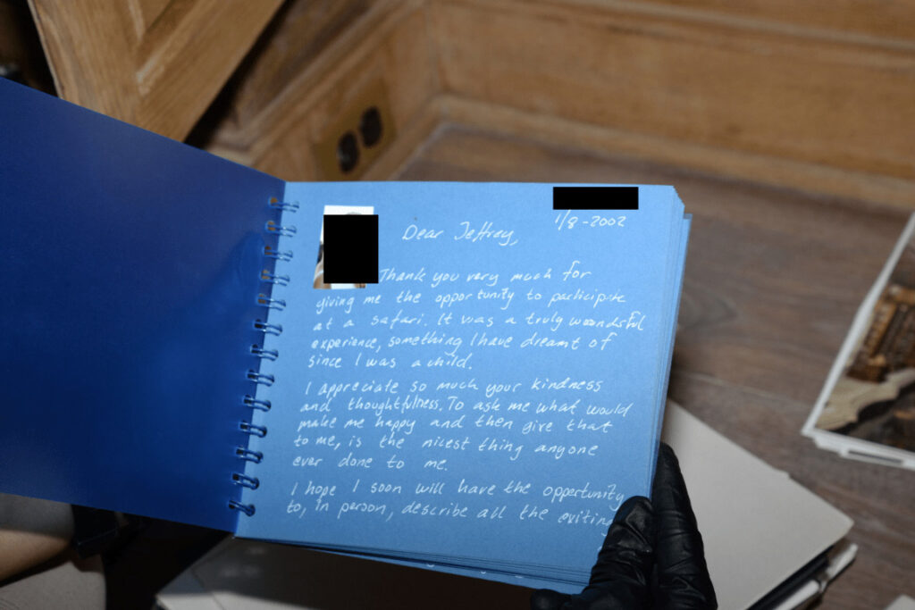 Cuaderno abierto con anotaciones a mano y un bolígrafo apoyado sobre la página