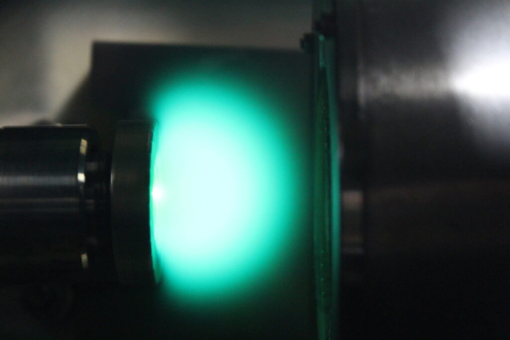 Descarga luminosa de plasma en el interior de una c&aacute;mara de laboratorio en penumbra