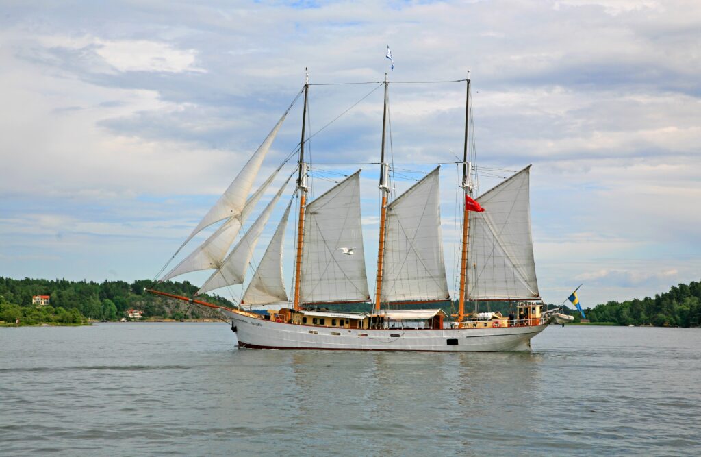 Barco de vela antiguo atracado en un puerto brumoso al amanecer