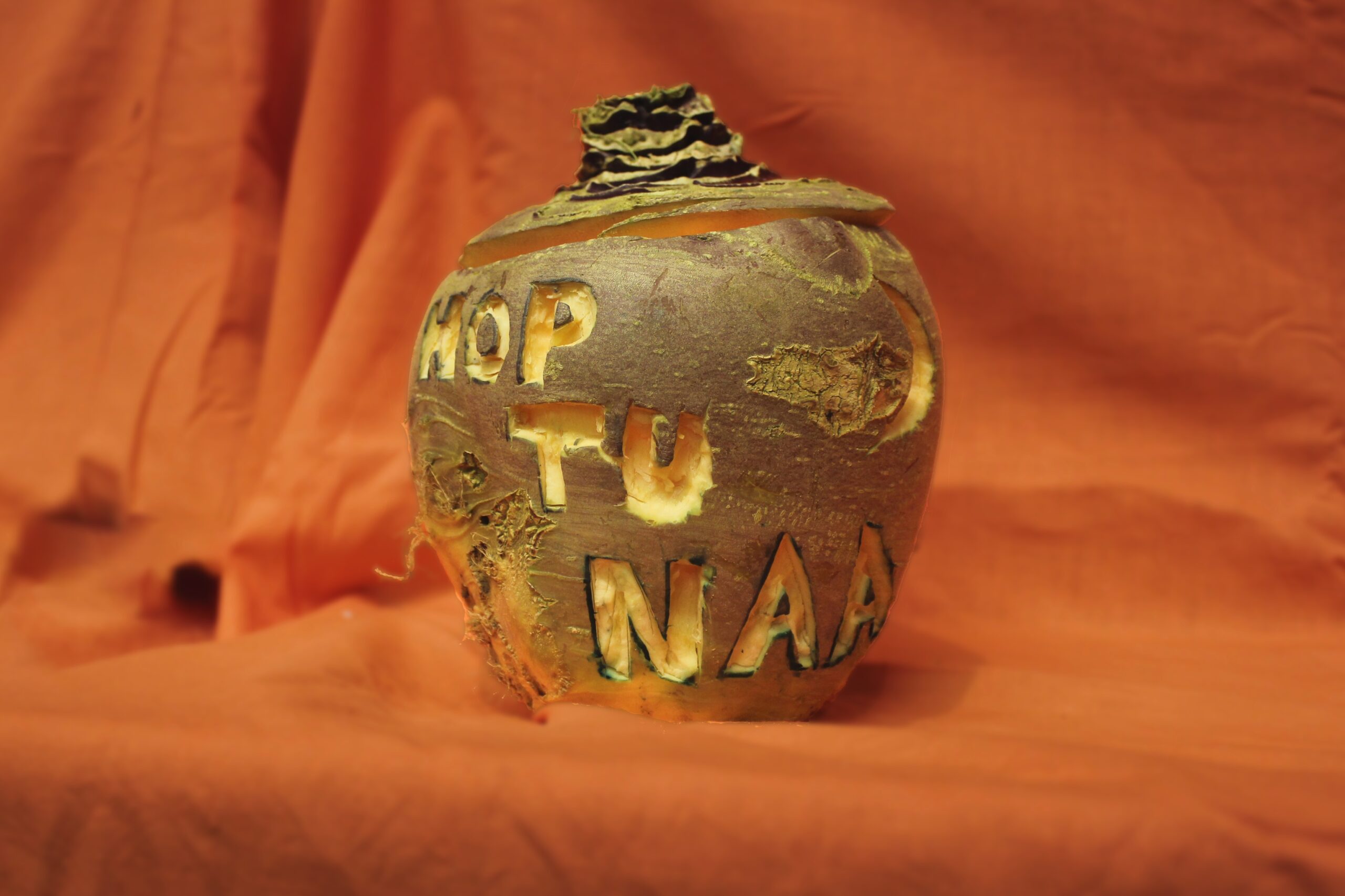 Nabo tallado con una cara y una vela dentro, iluminado en la oscuridad como linterna tradicional