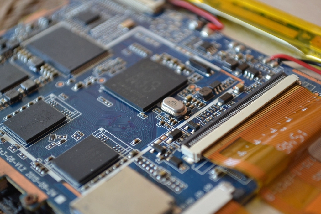 Primer plano de una placa de circuito con componentes electrónicos soldados